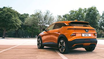 Việc sử dụng quá nhiều chi tiết vuốt ngang khiến cho thiết kế đuôi xe VF 6 khá rối và thô kệch