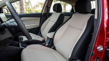 Hàng ghế trước hỗ trợ chỉnh cơ, có đệm ngồi dày dặn, tựa lưng ghế và tựa đầu thoải mái