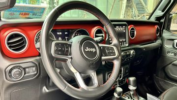 Vô lăng Jeep Gladiator 2024 với thiết kế khối tròn đẹp mắt