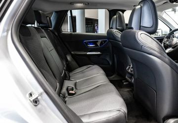 Hàng ghế sau có đầy đủ 3 tựa đầu cùng bệ tỳ tay ở trung tâm, thiết kế 2 ngăn để cốc ẩn