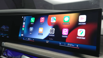 Màn hình cũng hỗ trợ các chuẩn kết nối không dây quen thuộc như Apple Carplay và Android Auto.