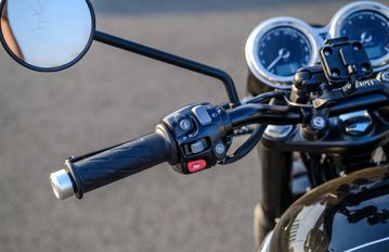 Người lái có thể dễ dàng thao tác điều khiển khi di chuyển