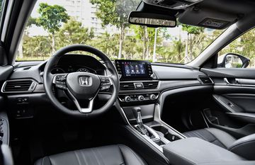 Nếu như vẻ ngoài của Honda Accord 2023 toát lên nét đẹp phóng khoáng, thể thao thì không gian bên trong lại sở hữu thiết kế vô cùng sang trọng, đậm phong cách Châu Âu