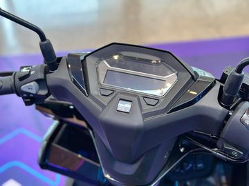 Honda Vario 2023 sở hữu mặt đồng hồ với màn LCD kỹ thuật số giúp hiển thị rõ nét và trực quan