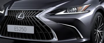 Lưới tản nhiệt và đèn pha ở đầu xe Lexus ES 250 2024