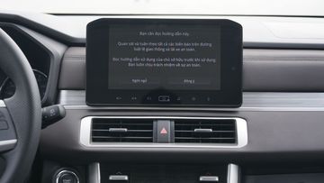Về hệ thống giải trí, Mitsubishi Xpander 2023 được trang bị màn hình cảm ứng trung tâm 9 inch với 6 loa trên phiên bản AT.