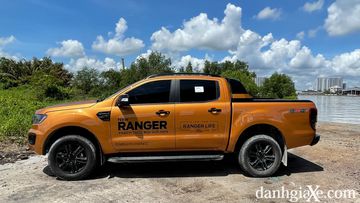 Phần thân xe Ford Ranger Wildtrak 2021 tiếp diễn vẻ khỏe khoắn với các đường gân dập nổi rõ rệt