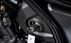 Chìa khóa nằm ở bên khung sườn xe