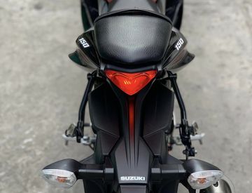 Phần đuôi Suzuki GSX R150 2023 có thiết kế vuốt cao tương tự những dòng xe phân khối lớn