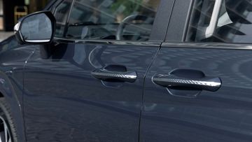 Tay nắm cửa Hyundai Custin 2024 được mạ chrome và chạm khắc tinh tế