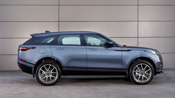 Thân xe Range Rover Velar 2025 tiếp tục sang trọng với các đường gân dập nổi xuyên suốt