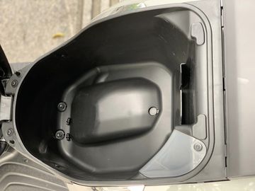 Honda SH Mode 125cc sở hữu hộc đựng đồ với thể tích 18.5 lít giúp để đồ thoải mái