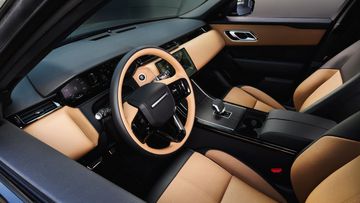 Khoang lái Range Rover Velar 2025 sở hữu các vị trí hộc chứa đồ quen thuộc