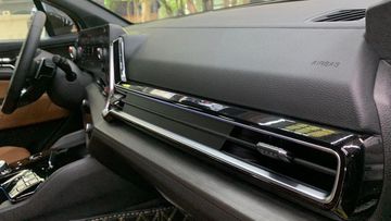 Hốc gió điều hòa Kia Sportage 2024 được bố trí 2 bên khung kính cỡ lớn với hiệu ứng 3D hình chữ T