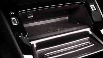 Phiên bản GT cũng nâng cấp sạc không dây 15W mang đến trải nghiệm cao cấp nhất