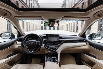 Bước vào trong khoang lái của Toyota Camry 2023, người dùng sẽ ngay lập tức bị thu hút bởi kiểu thiết kế bất đối xứng vô cùng ấn tượng