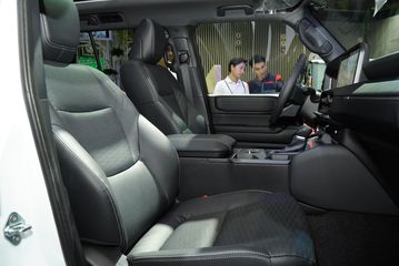 Toyota Land Cruiser Prado 2025 tiếp tục trang bị ghế ngồi bọc Da cao cấp