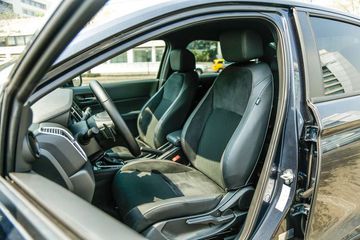 Bản cao cấp RS trang bị bọc ghế da kết hợp da lộn và nỉ