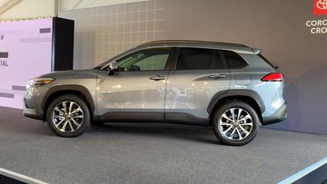 Trong khi 2 bản còn lại sở hữu lazang 5 chấu kép kích thước 18 inch