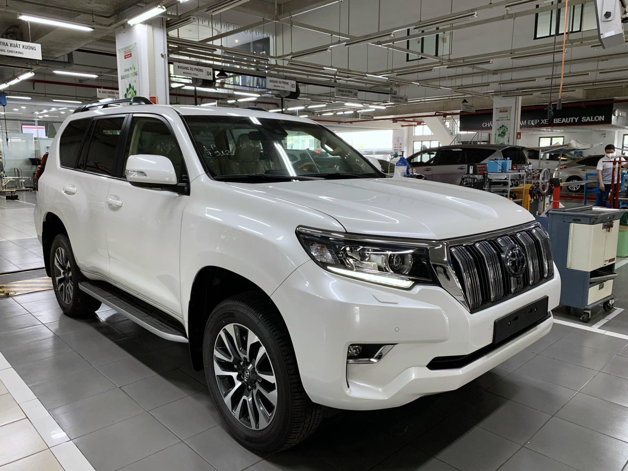 Đánh giá Toyota Land Cruiser Prado 2023: Giá, nội ngoại thất