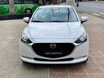 Mazda 2 2023 sedan mang đến thiết kế ấn tượng hơn với triết lý thiết kế tối giản. Nổi bật ở trung tâm là bộ lưới tản nhiệt đa giác có đồ họa kim cương bắt mắt