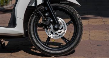Xe được trang bị bộ phanh đĩa thủy lực cho khả năng phanh gấp tốt