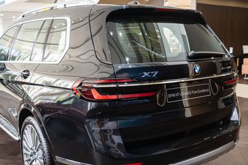 
Đuôi xe BMW X7 2023 vẫn giữ được vẻ gọn gàng, tinh tế

