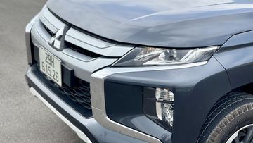 Cụm đèn chính trên xe kết nối liền mạch với lưới tản nhiệt và ôm trọn hai bên góc