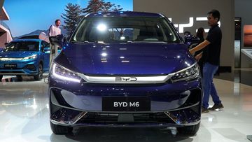 Nắp capo BYD M6 2025 ngắn và vuốt khá thấp, giúp người lái có tầm quan sát phía trước đầu xe