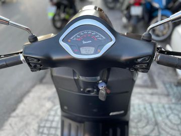 Vespa GTS Super 2023 sở hữu đồng hồ dạng cơ học kết hợp kỹ thuật số