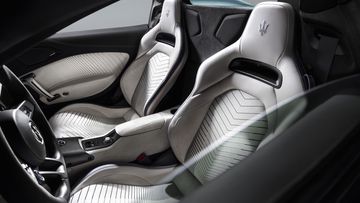Hệ thống ghế ngồi trên Maserati MC20 Cielo 2024 được bọc da Alcantara cao cấp