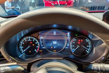 Đồng hồ tốc độ dạng LCD đẹp mắt là trang bị tiêu chuẩn trên Mazda 3 2022