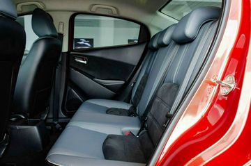 Hàng ghế sau Mazda 2 sedan 2023