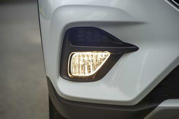 Cụm đèn sương mù Halogen nằm đối xứng trong hai hốc gió rìa