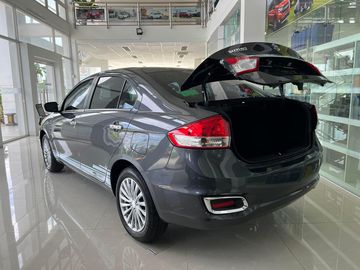 Khoang hành lý trên Suzuki Ciaz 2023 có dung tích tiêu chuẩn lên đến 495 lít