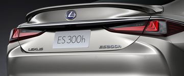 Cụm đèn hậu kiểu dáng chữ L bắt mắt ở đuôi xe Lexus ES300h 2024
