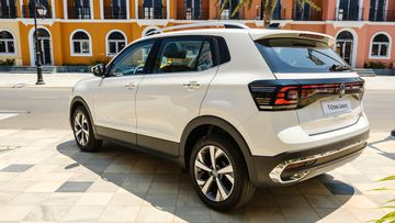 Đuôi xe Volkswagen T-Cross 2023 có thiết kế chỉnh chu với cụm đèn hậu LED vắt ngang.