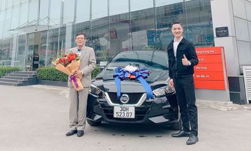 Giao xe cho khách hàng tại Nissan Hà Đông
