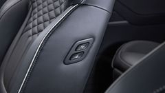 Ghế phụ trên Hyundai Custin 2024 có thể chỉnh điện từ hàng ghế thứ 2
