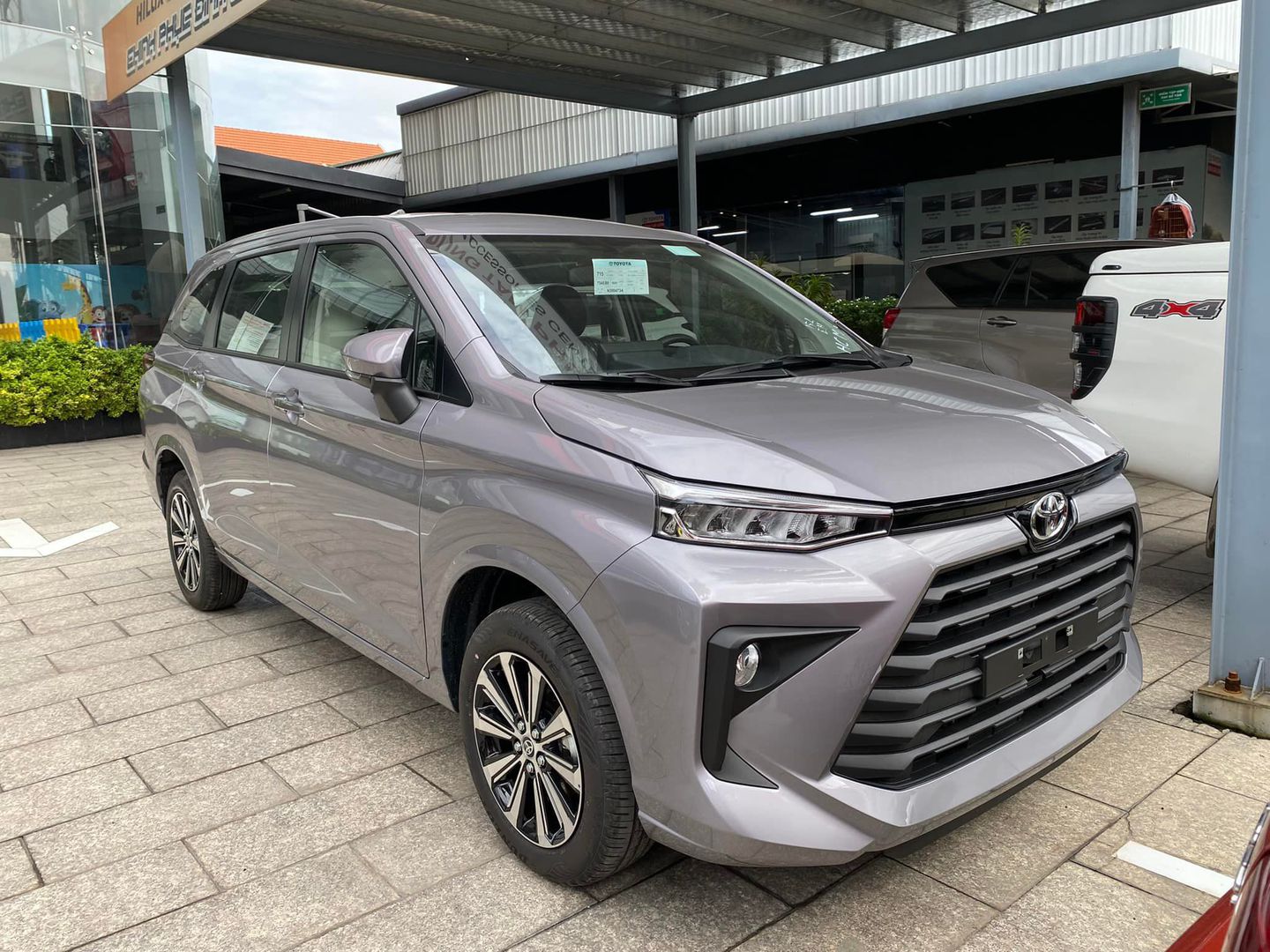 Legenda Jalanan: Mengupas Fenomena Avanza Hitam