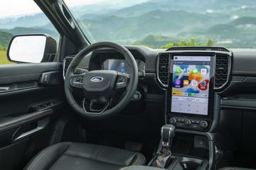 Màn hình có giao diện điều khiển trực quan và đẹp mắt đặc trưng của hệ điều hành SYNC 4 cùng các chuẩn kết nối điện thoại thông minh phổ biến là Apple Carplay và Android Auto.