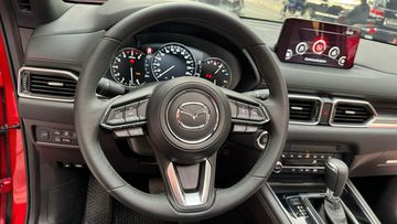 Vô-lăng 3 chấu bọc da có tính năng sưởi, bên trên tích hợp đầy đủ các phím điều khiển tiện lợi