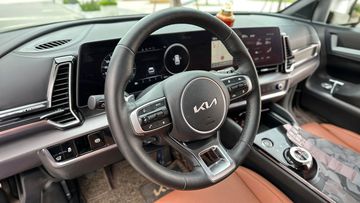 Xe được trang bị vô lăng 3 chấu bọc da với đường kính khá nhỏ, phía trên tích hợp đầy đủ phím điều khiển chức năng