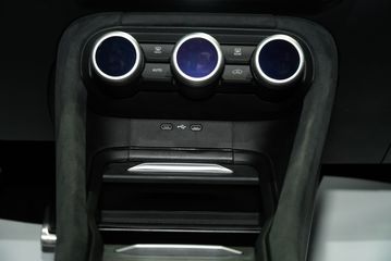 Skoda Kodiaq 2025 cũng trang bị đến 4 cổng sạc USB-C chia đều cho cả hai hàng ghế