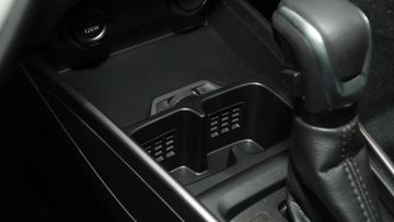 So với các đối thủ, Suzuki XL7 Hybrid 2025 vẫn thua kém về số lượng hộc chứa đồ