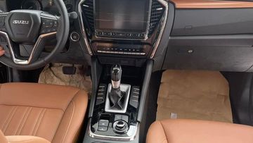 Cần số được bọc da, kết hợp với chất liệu nhựa màu bạc