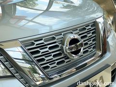 Mặt ca lăng với thanh chrome to bản