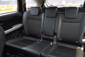 Veloz Cross có thêm tựa đầu cho ghế giữa ở hàng ghế thứ 2