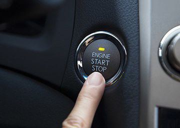 Người lái chỉ cần nhấn nút, đồng thời đạp chân phanh là có thể khởi động xe