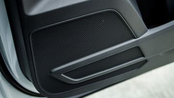 Hệ thống âm thanh của mẫu SUV 7 chỗ dù chỉ bao gồm 6 loa tiêu chuẩn nhưng vẫn mang lại trải nghiệm chân thực